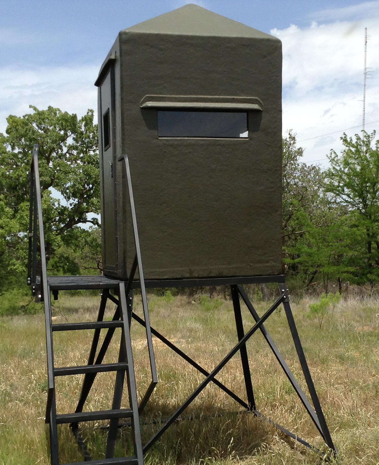 Texas Deer Stands: 4 × 6 side entry fiberglass blind.